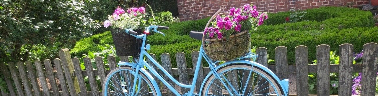 Tuin decoreren met een blauwe fiets als eyecatcher